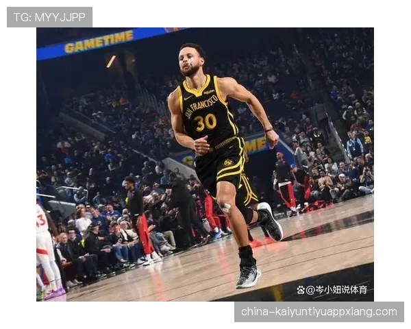 克莱比赛季初更积极无球跑位，助库里提升三分效率