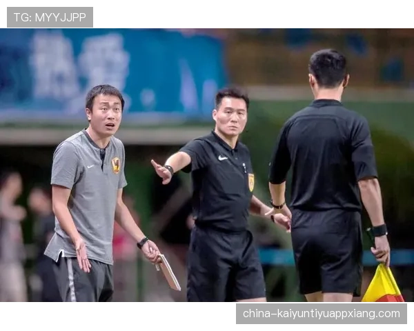 足球边裁职责详解：判罚越位与协助裁判的关键规则